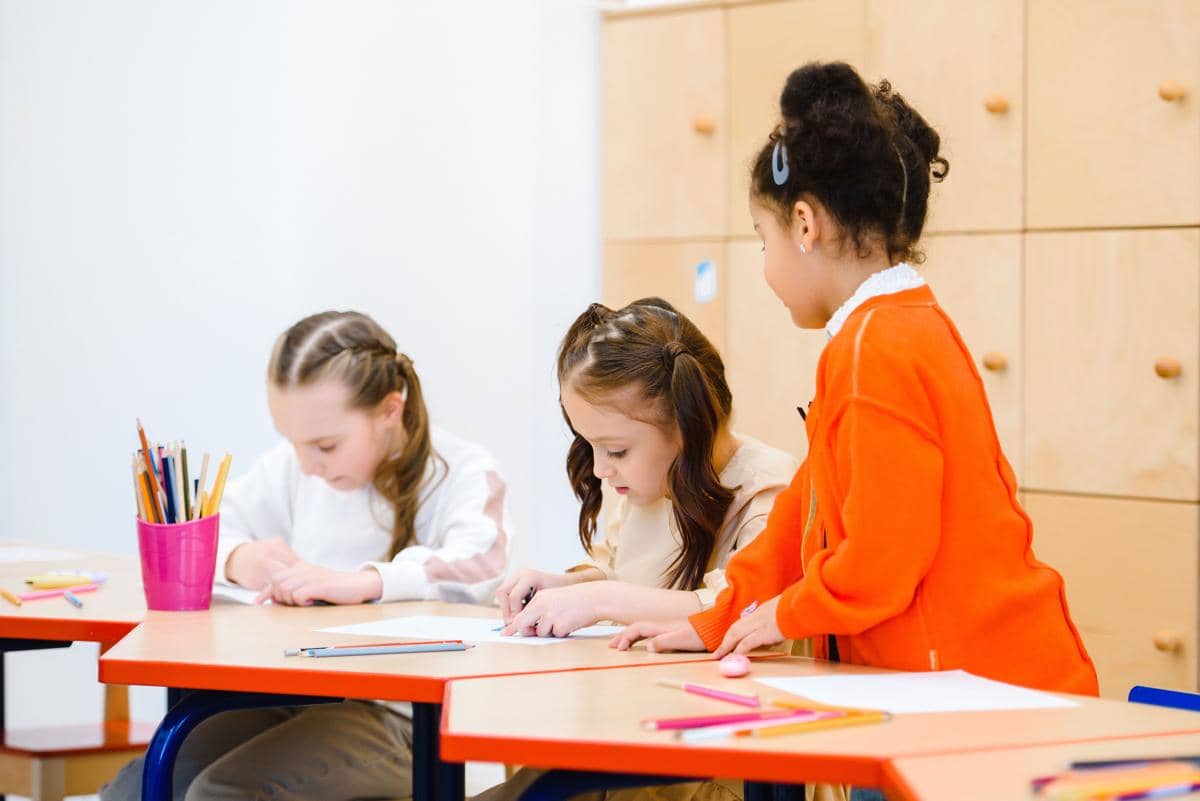 5 Cara Membantu Anak Cepat Akrab dengan Teman Sekelas Baru