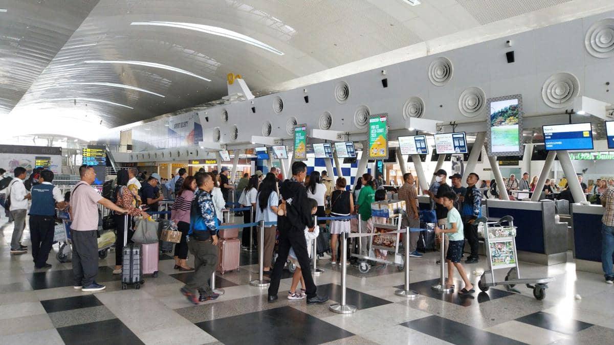 Antrean di bandara