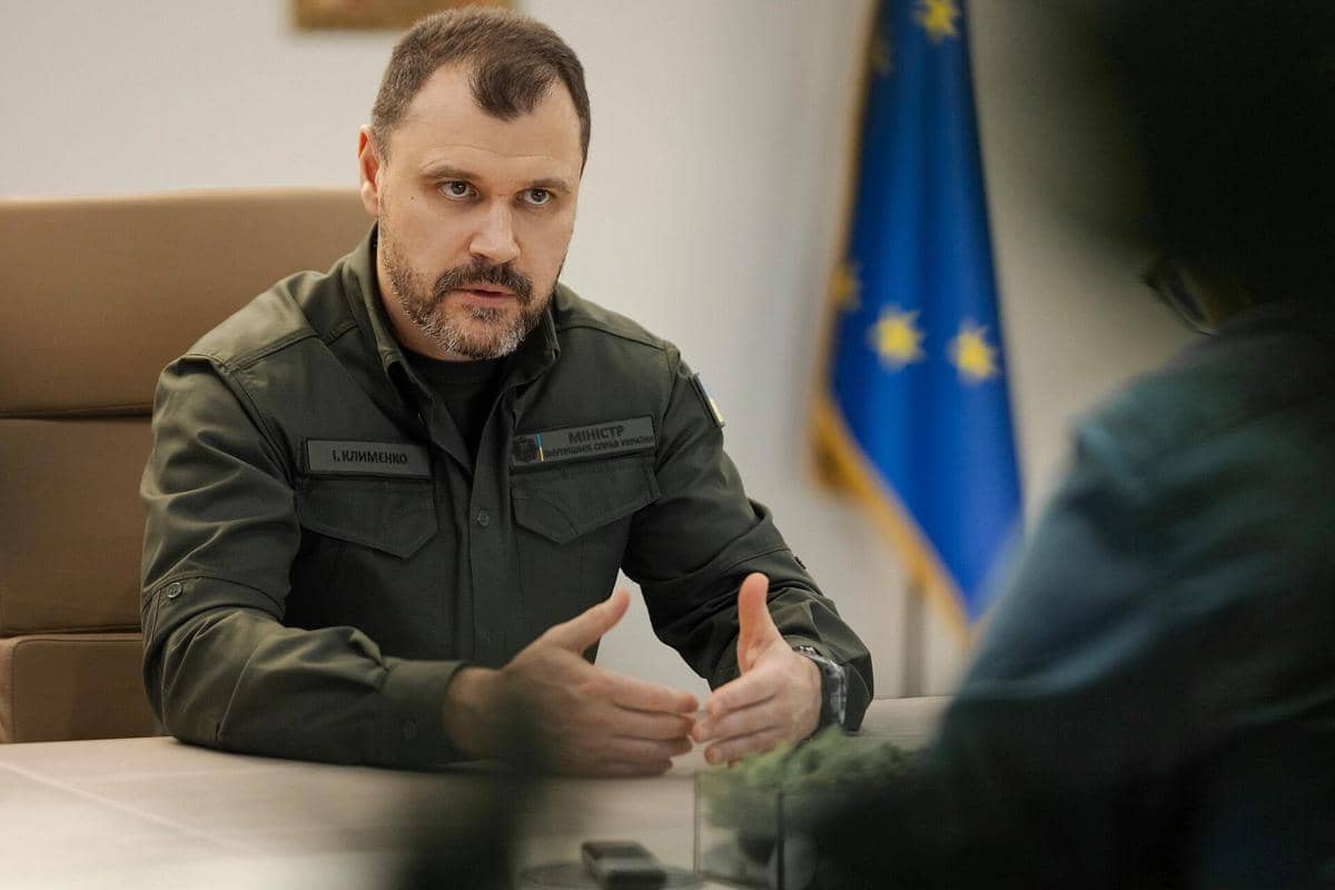 Ihor Klymenko sedang diwawancara media. 