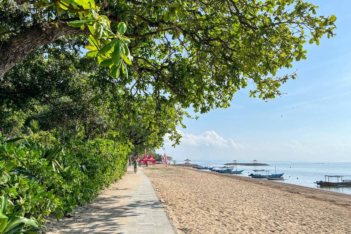 jalan setapak tepi pantai Sanur (dok.pribadi/Natalia Indah)