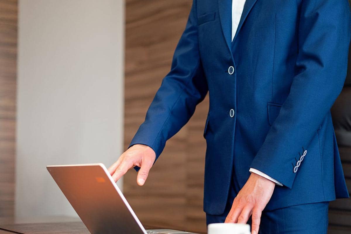 ilustrasi blue suit, ouftit kerja, outfit biru, percaya diri