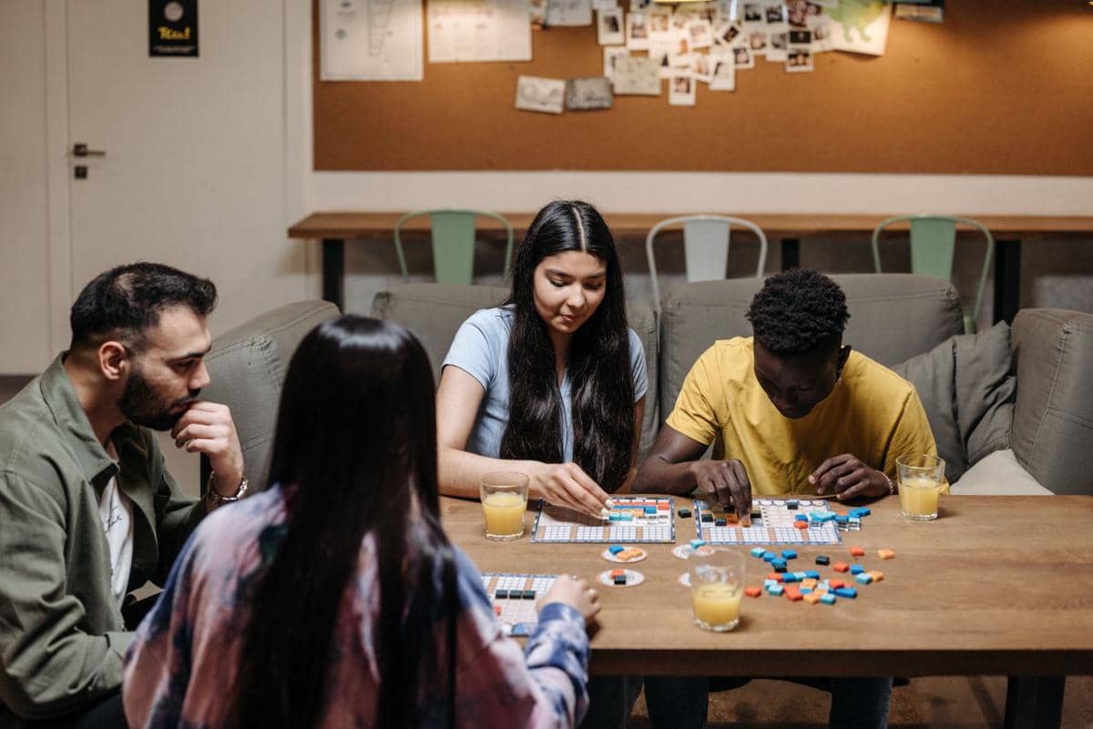 ilustrasi bermain board game