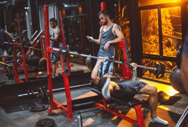 Ilustrasi suasana latihan di gym