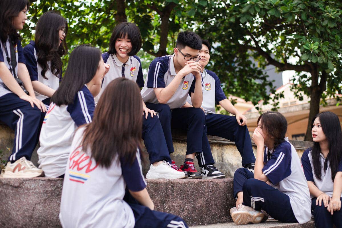 ilustrasi mengobrol santai dengan teman-teman baru di hari pertama sekolah