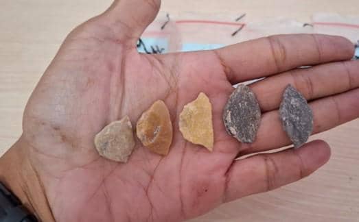 Alat batu bernama “backed microlith”yang ditemukan oleh Tim Penelitian Leang Panninge.