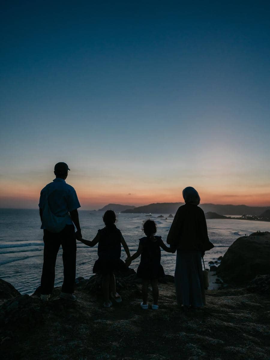 Keluarga Dwi Handayani menikmati sunset di Bukit Merese