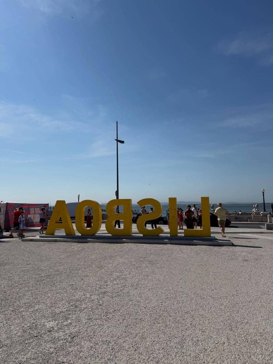 Novia Bachmid jalan-jalan di Kota Lisbon