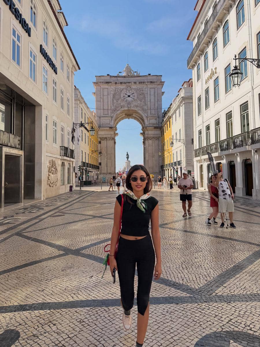 Novia Bachmid jalan-jalan di Kota Lisbon