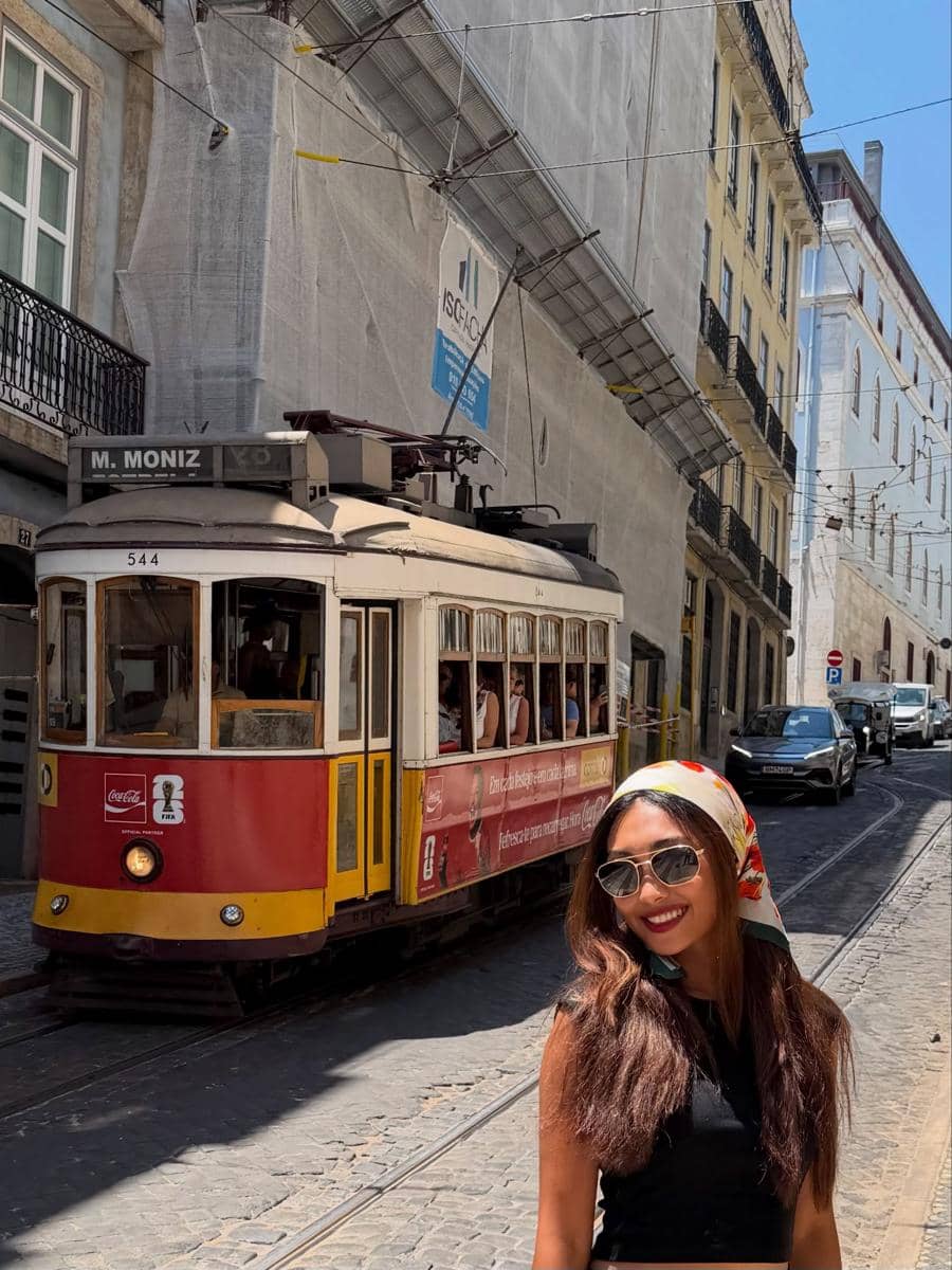 Novia Bachmid jalan-jalan di Kota Lisbon
