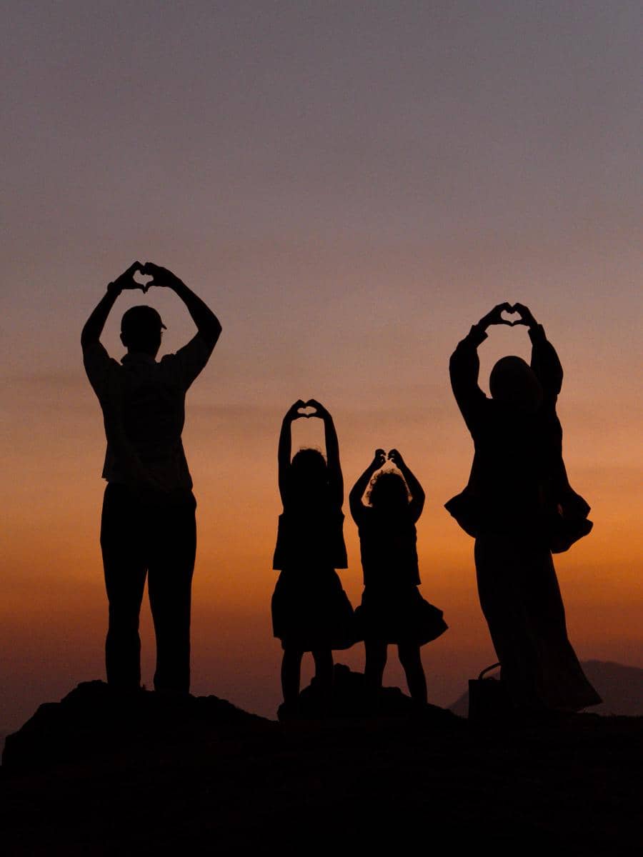 Keluarga Dwi Handayani menikmati sunset di Bukit Merese