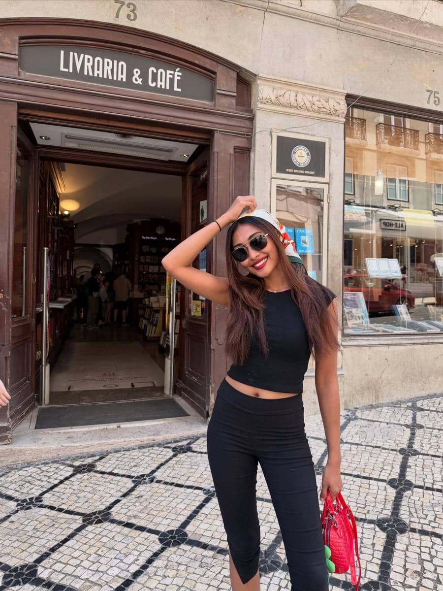 Novia Bachmid jalan-jalan di Kota Lisbon