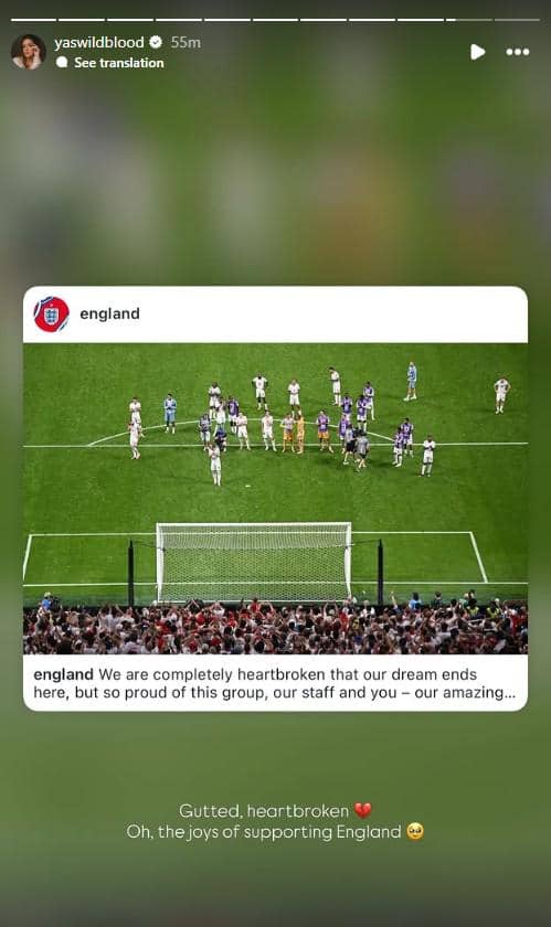 Pemain tim nasional Inggris berdiri di lapangan setelah kekalahan di Piala Dunia 2026 dengan penonton memenuhi tribun stadion.