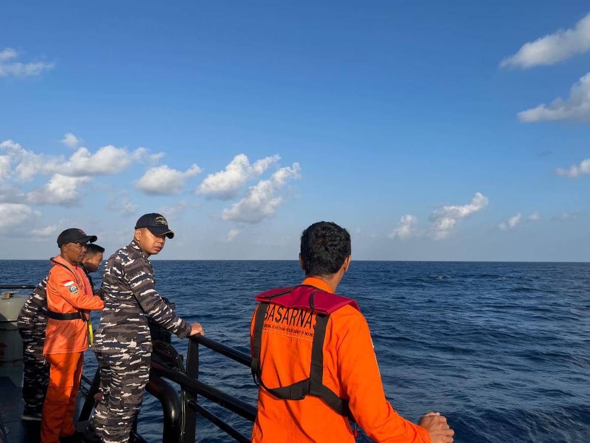 Tim SAR menggelar operasi pencarian korban KM Nurul Salsa yang tenggelam di perairan Kepulauan Selayar, Kamis (15/7/2026). Dok. Basarnas Mak