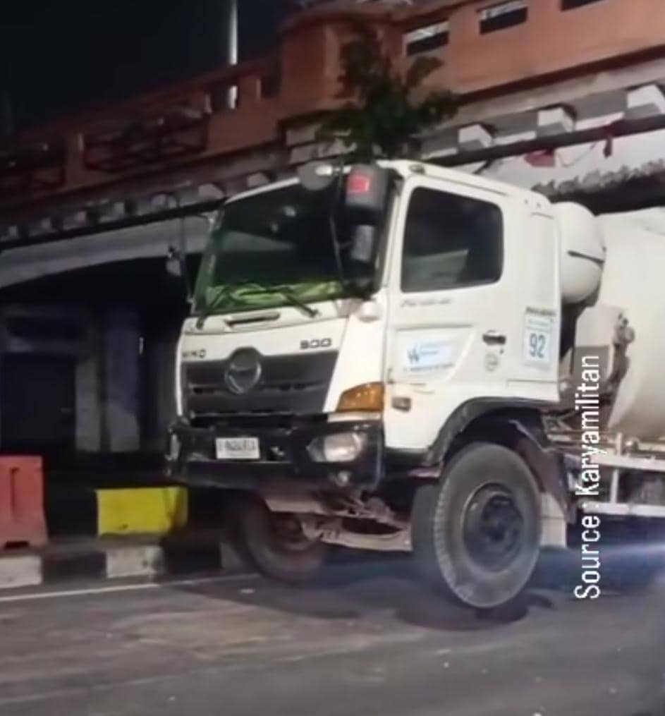 Truk Molen Nyangkut di Kolong Jembatan Matraman, Dishub Evakuasi Satu Jam