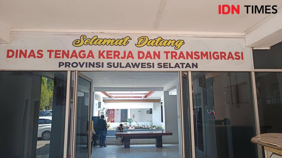 Pintu masuk Kantor Dinas Tenaga Kerja dan Transmigrasi Provinsi Sulawesi Selatan dengan papan nama bertuliskan sambutan.