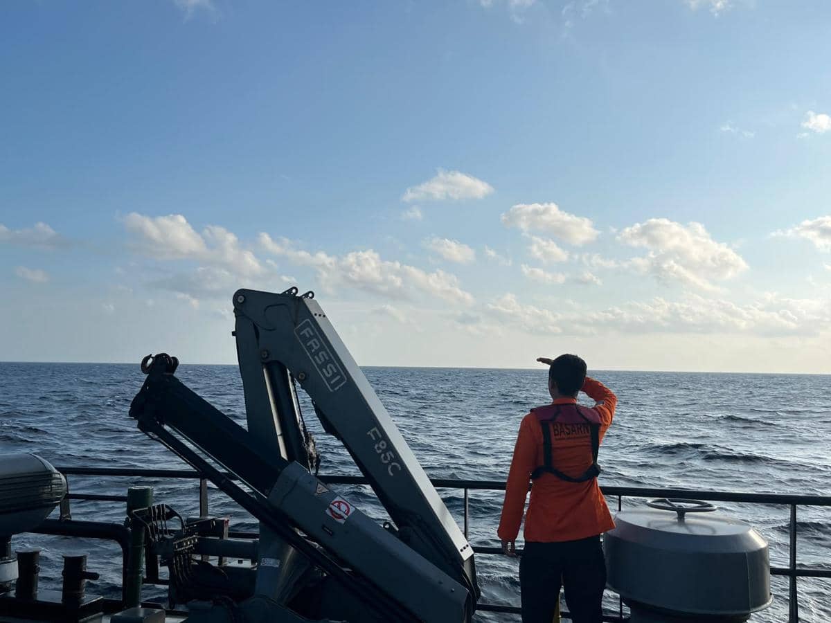 Tim SAR menggelar operasi pencarian korban KM Nurul Salsa yang tenggelam di perairan Kepulauan Selayar, Kamis (15/7/2026). Dok. Basarnas Mak
