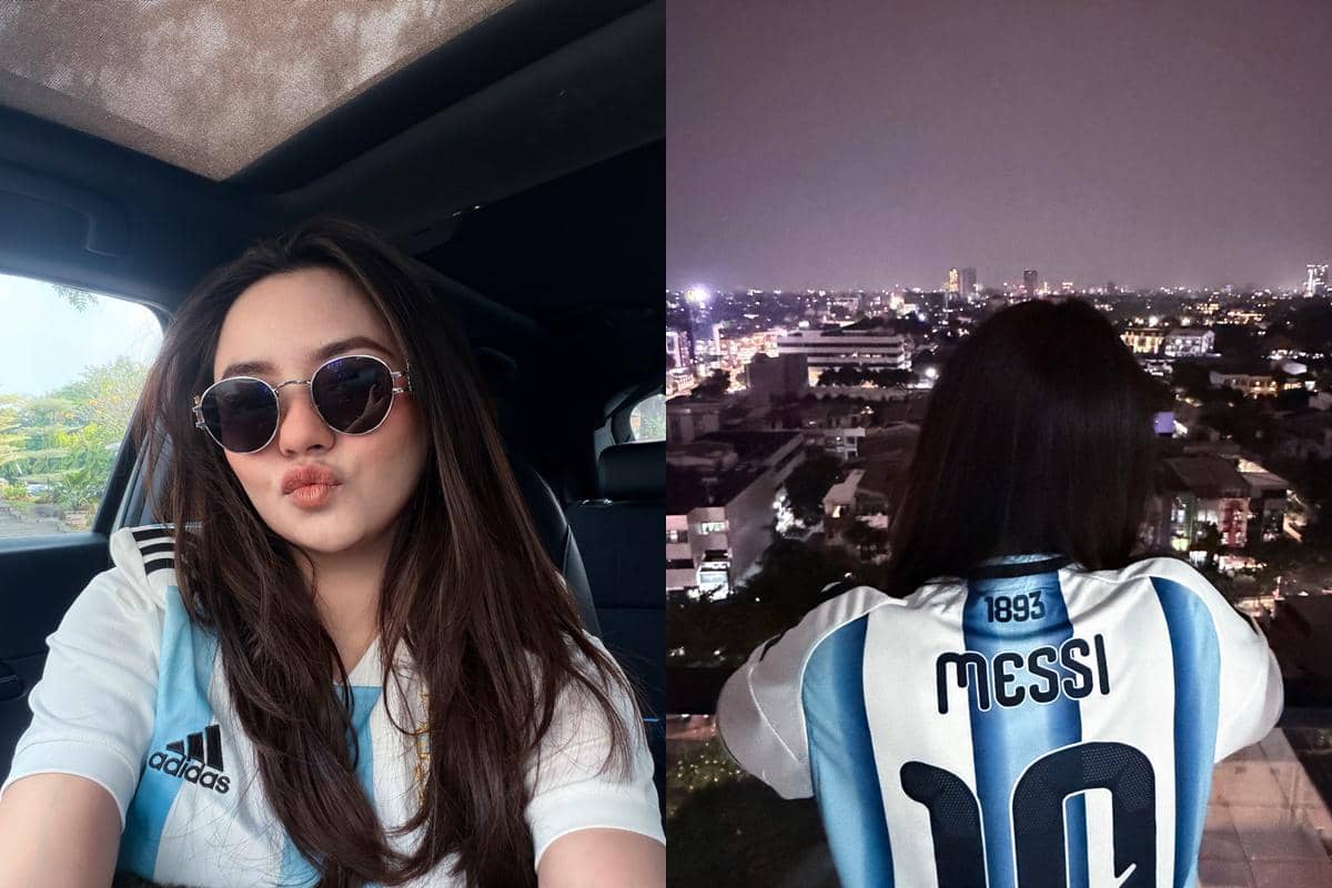 Seorang wanita berpose di dalam mobil mengenakan jersey timnas Argentina dan kacamata hitam, serta foto dari belakang memperlihatkan nama Messi di jersey.