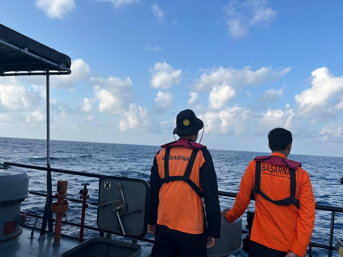Tim SAR menggelar operasi pencarian korban KM Nurul Salsa yang tenggelam di perairan Kepulauan Selayar, Kamis (15/7/2026). Dok. Basarnas Mak