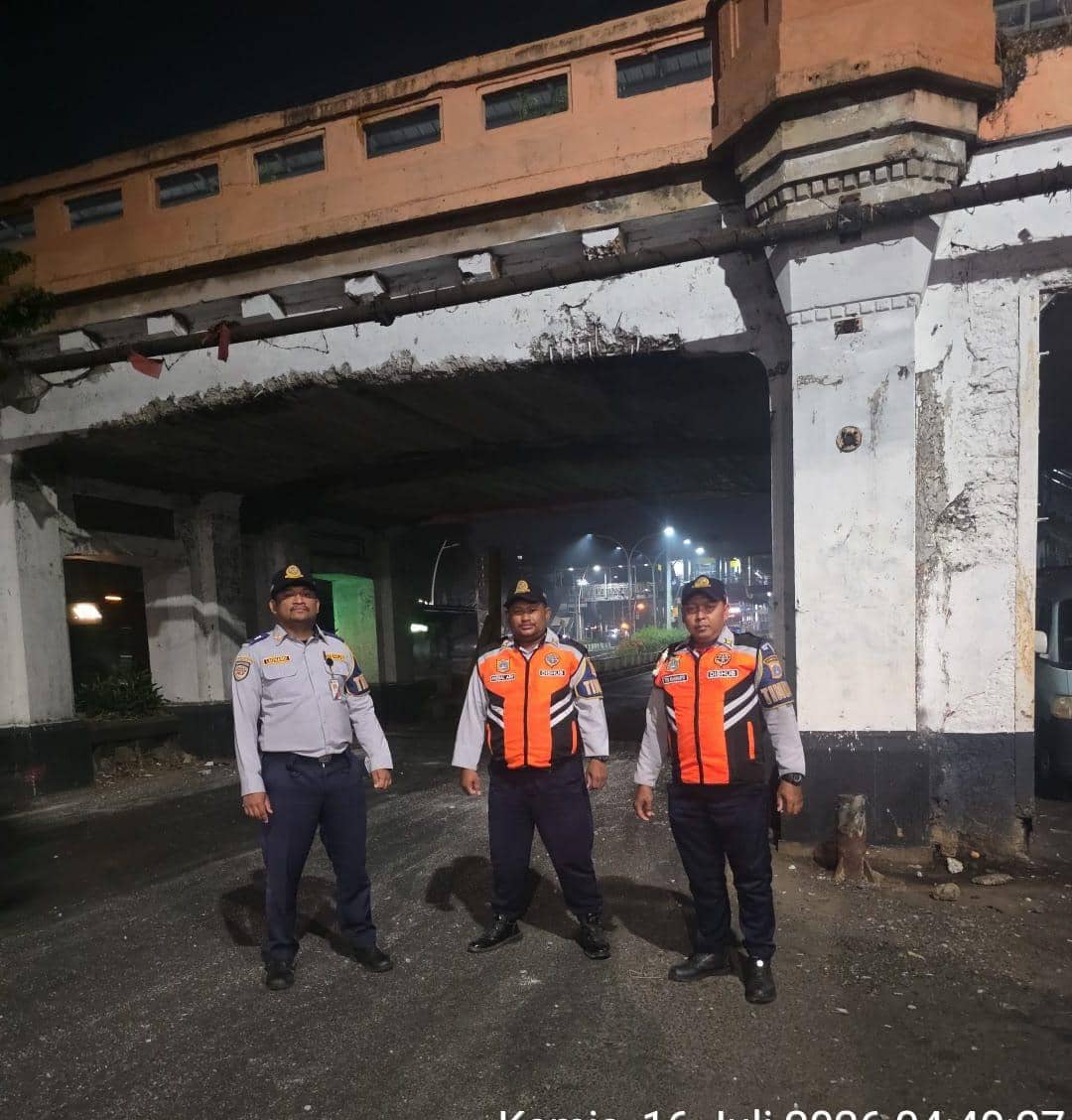 Truk Molen Nyangkut di Kolong Jembatan Matraman, Dishub Evakuasi Satu Jam