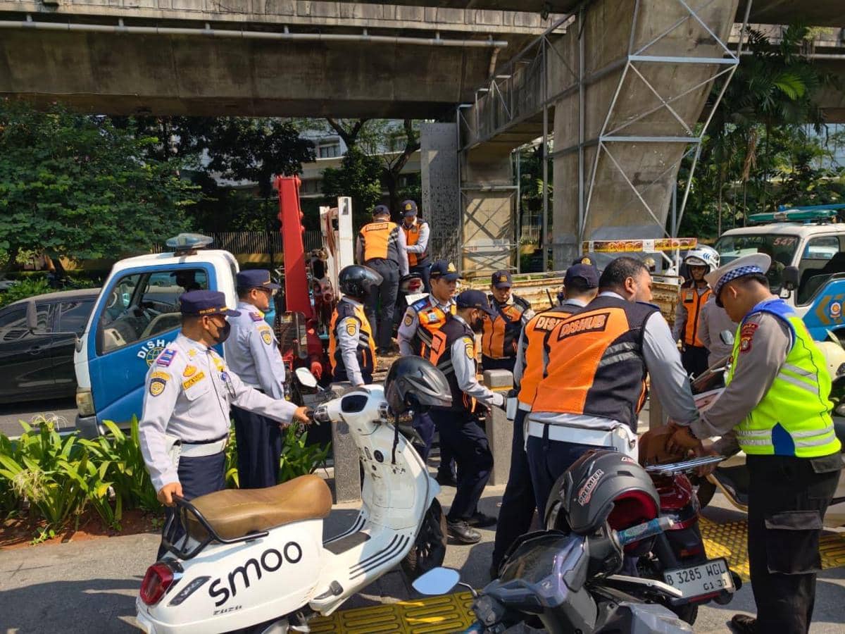 Apes, 21 Motor Parkir Liar di Trotoar ITC Kuningan Ditertibkan Dishub