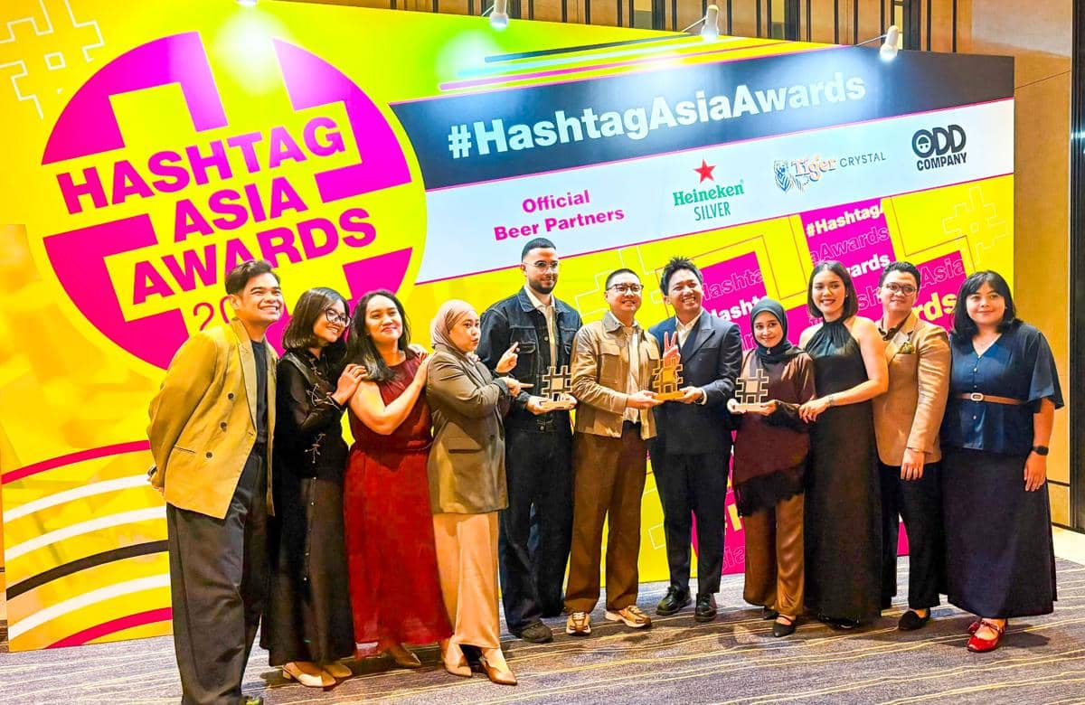 Tim ICE berpose bersama empat trofi kemenangan di ajang Hashtag Asia Awards 2026 di Sofitel Singapore City Centre, Singapura.