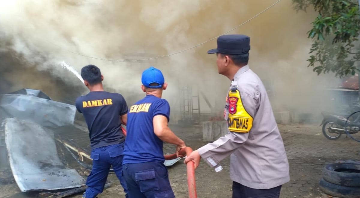 Kebakaran Bangunan BTS Telkomsel di Gisting, Kerugian Rp300 Juta