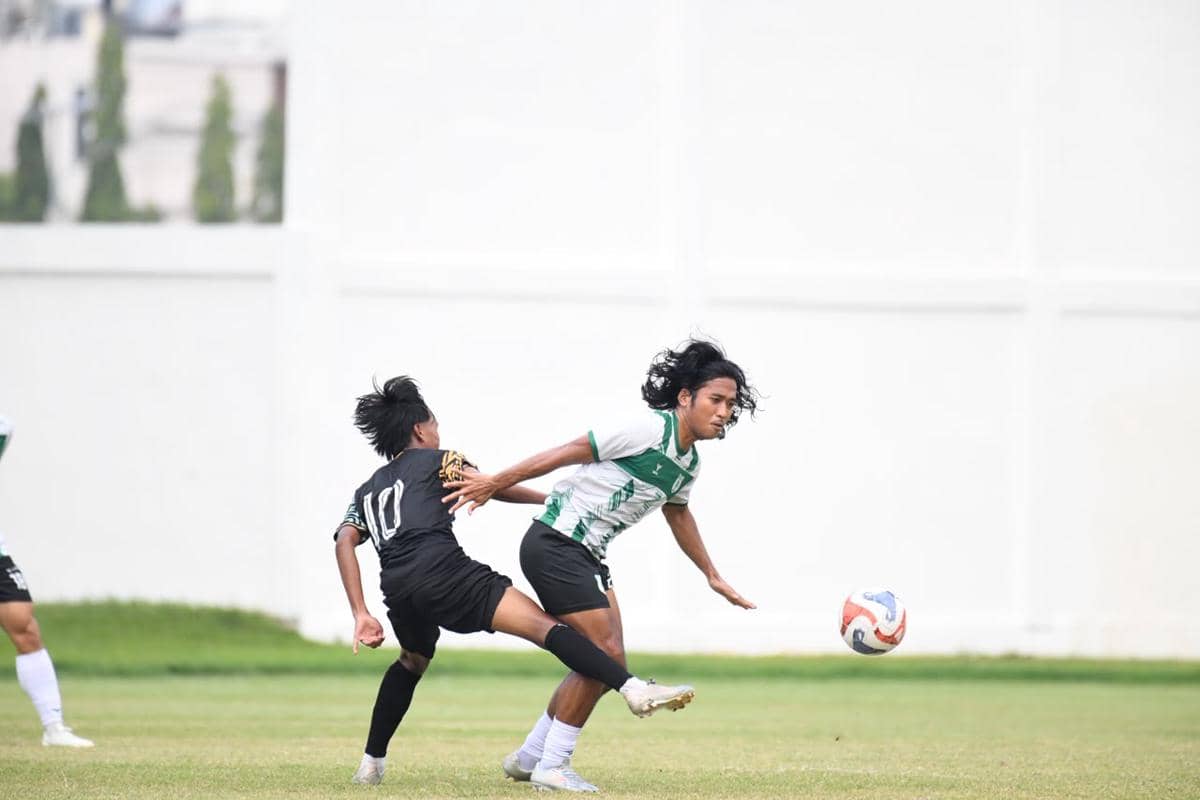 Pemain PSMS dan Muspika FC berebut bola dalam pertandingan sepak bola di Stadion Min Pancing pada Kamis, 16 Juli 2026.