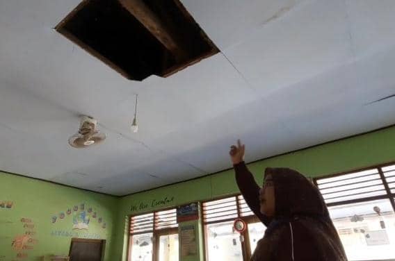 Miris! Puluhan Siswa SD di Magetan Terpaksa Belajar di Kelas Rusak