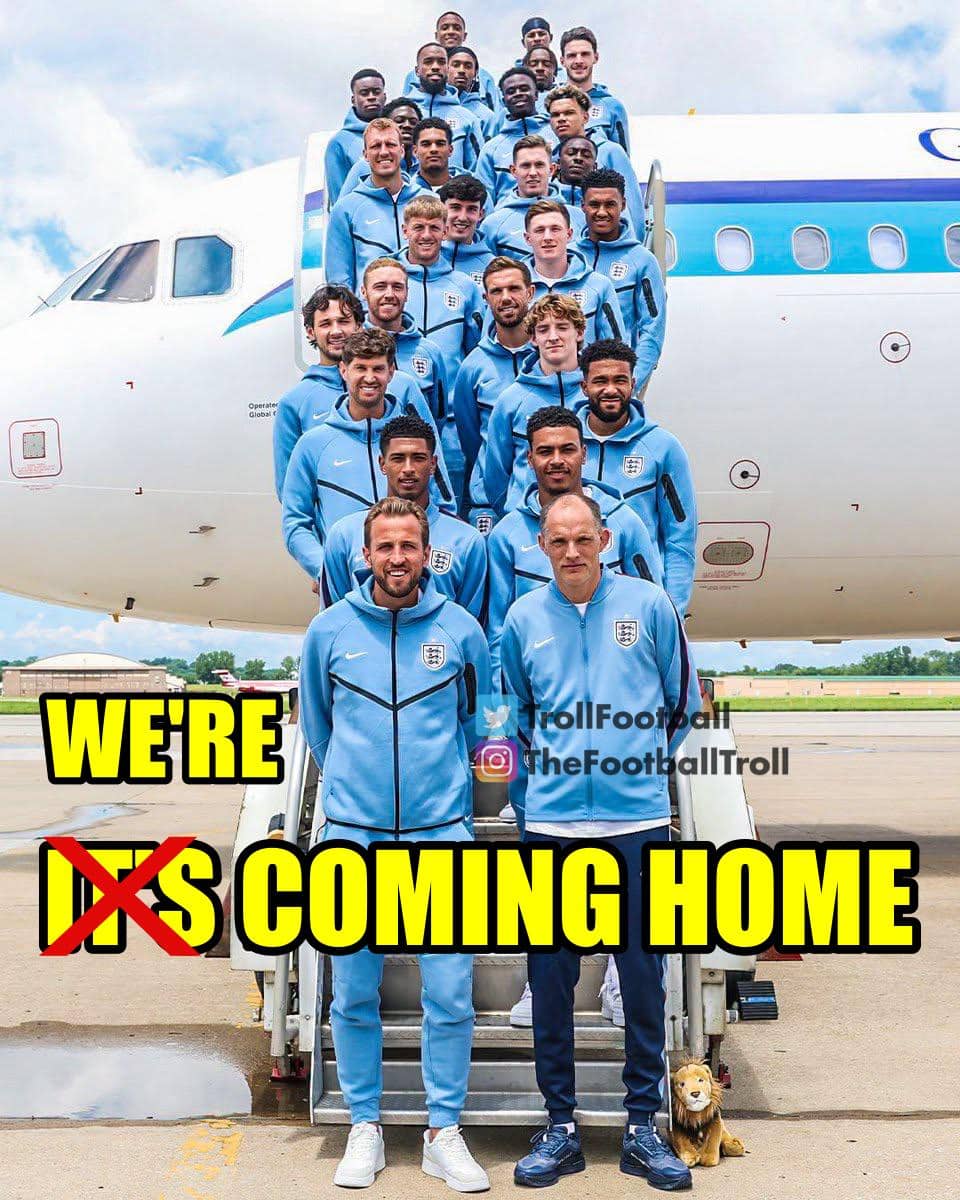 Skuad tim sepak bola Inggris berpose di tangga pesawat dengan seragam biru muda, disertai tulisan parodi berwarna kuning besar di bagian bawah.