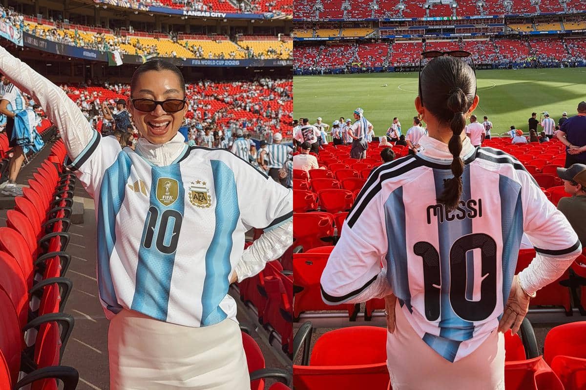 Seorang wanita mengenakan jersey tim nasional Argentina bernomor punggung 10 dengan nama Messi di stadion yang dipenuhi penonton.