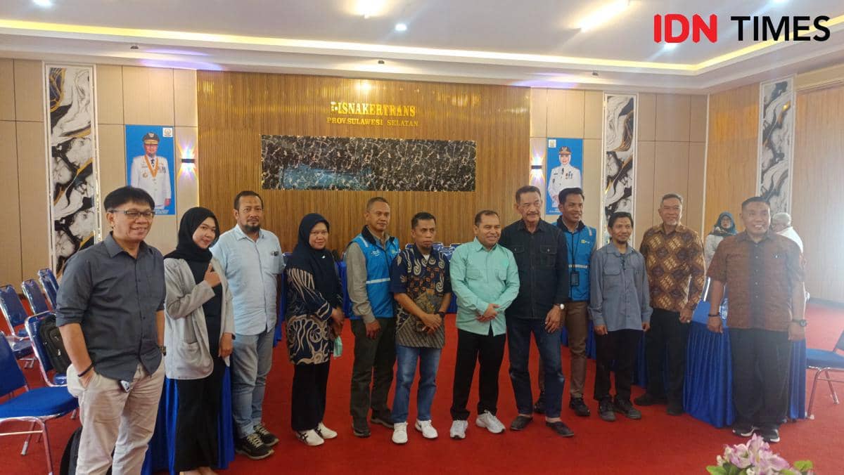 Sejumlah peserta berfoto bersama usai kegiatan Coffee Morning DK3 Provinsi Sulawesi Selatan di Kantor Disnakertrans Sulsel.