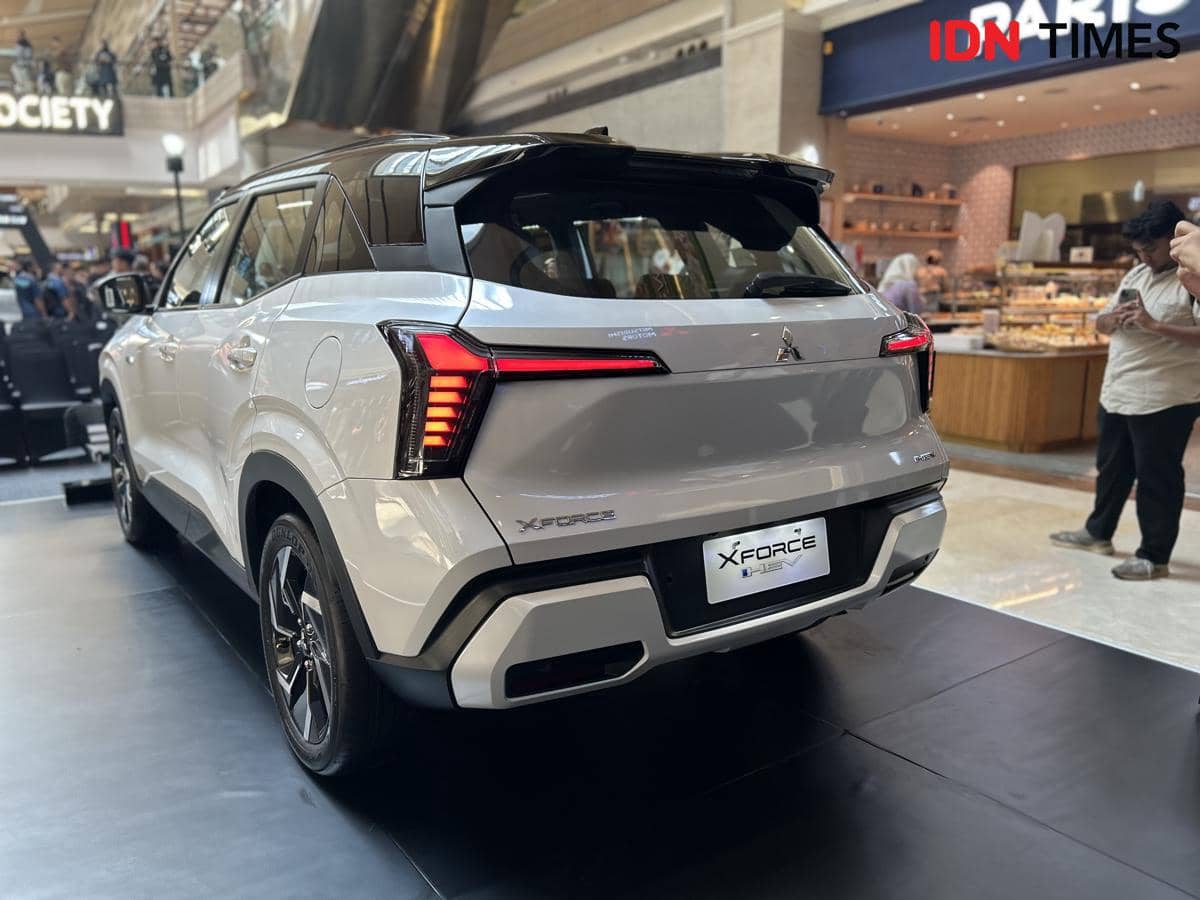 Tampak belakang Mitsubishi New Xforce berwarna putih dengan lampu rem modern bermika bening dipamerkan di pusat perbelanjaan.