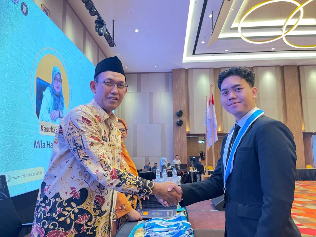 Dafa Kayana (kanan) bersalaman dengan perwakilan Pemprov Sumbar (Foto: IDN Times/Halbert Caniago)