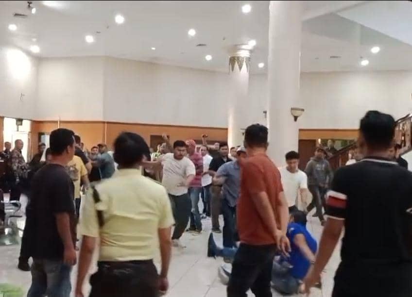 Dua Pendukung Anggota Dewan Bentrok, Perkelahian Terjadi di DPRD Riau