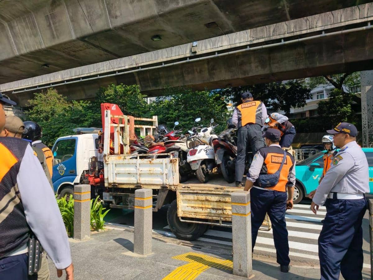 Apes, 21 Motor Parkir Liar di Trotoar ITC Kuningan Ditertibkan Dishub