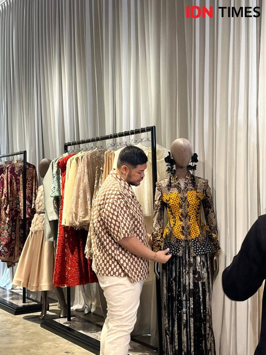 Potret Ivan Gunawan dengan koleksi fashion terbarunya