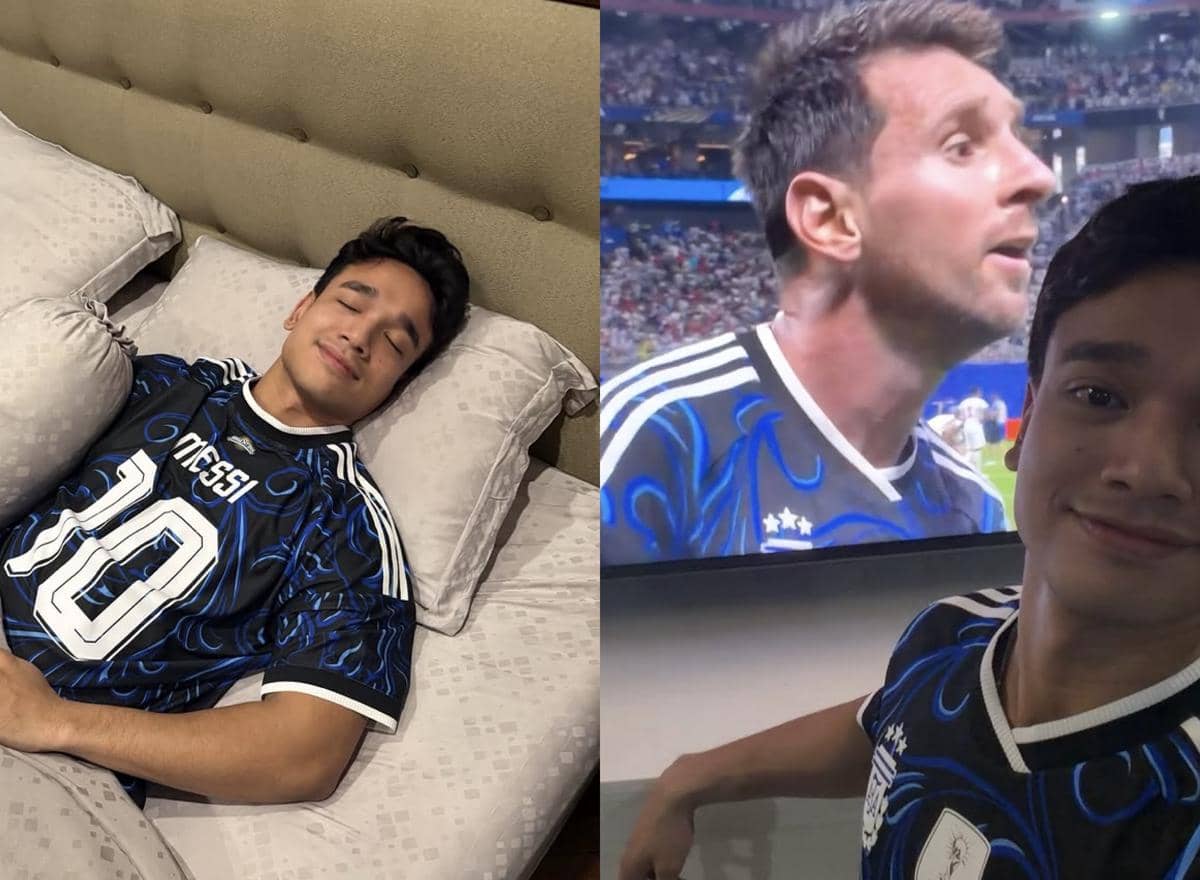 Seorang pria mengenakan jersey Argentina bernomor 10 berpose di depan televisi dan berbaring di tempat tidur sambil tersenyum.