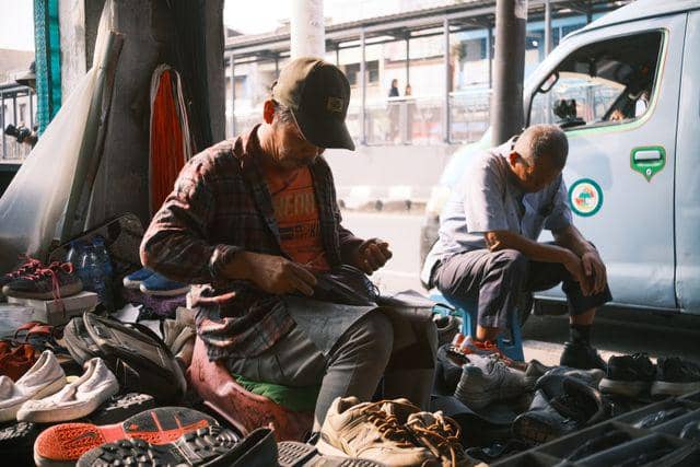 Ilustrasi memperbaiki sepatu atau sol sepatu