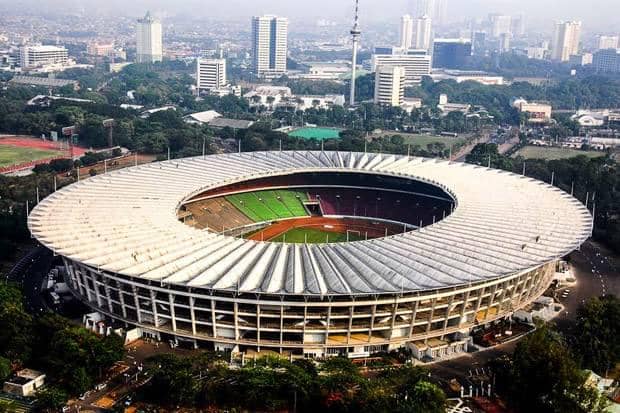 Stadion Utama Gelora Bung Karno Jakarta dari udara malam hari