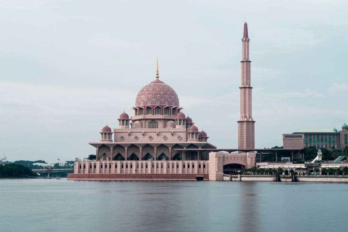 Masjid Putra di Putrajaya, Malaysia.