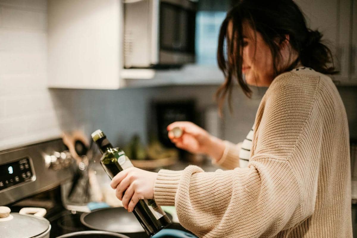 ilustrasi masak, minyak zaitun atau olive oil