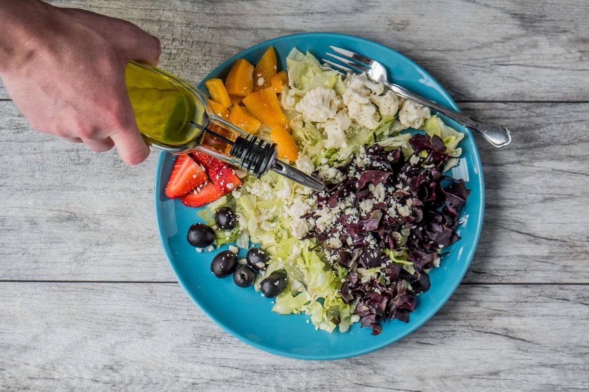 ilustrasi minyak zaitun, olive oil, salad