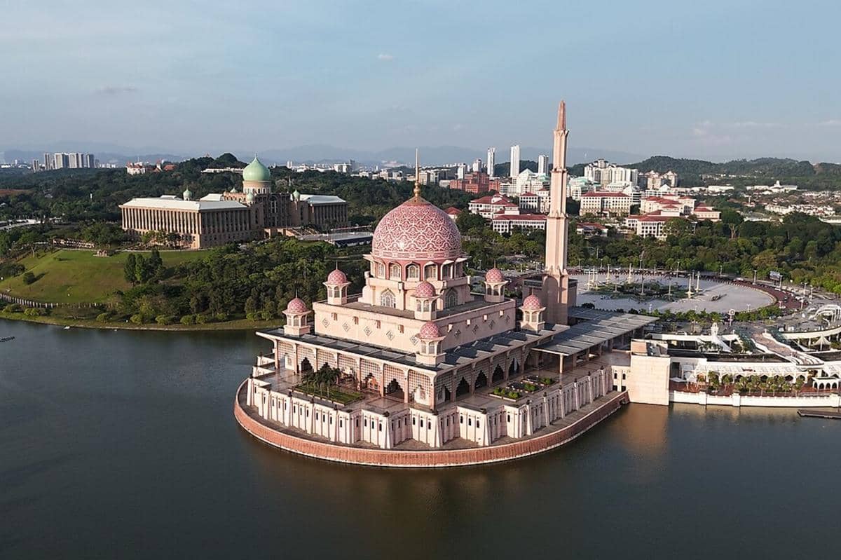 5 Fakta Masjid Putra, Ikon Arsitektur Islam Modern di Malaysia