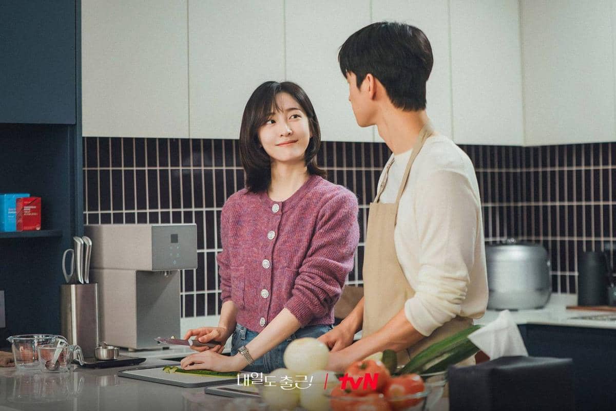 Cuplikan drama Korea See You at Work Tomorrow