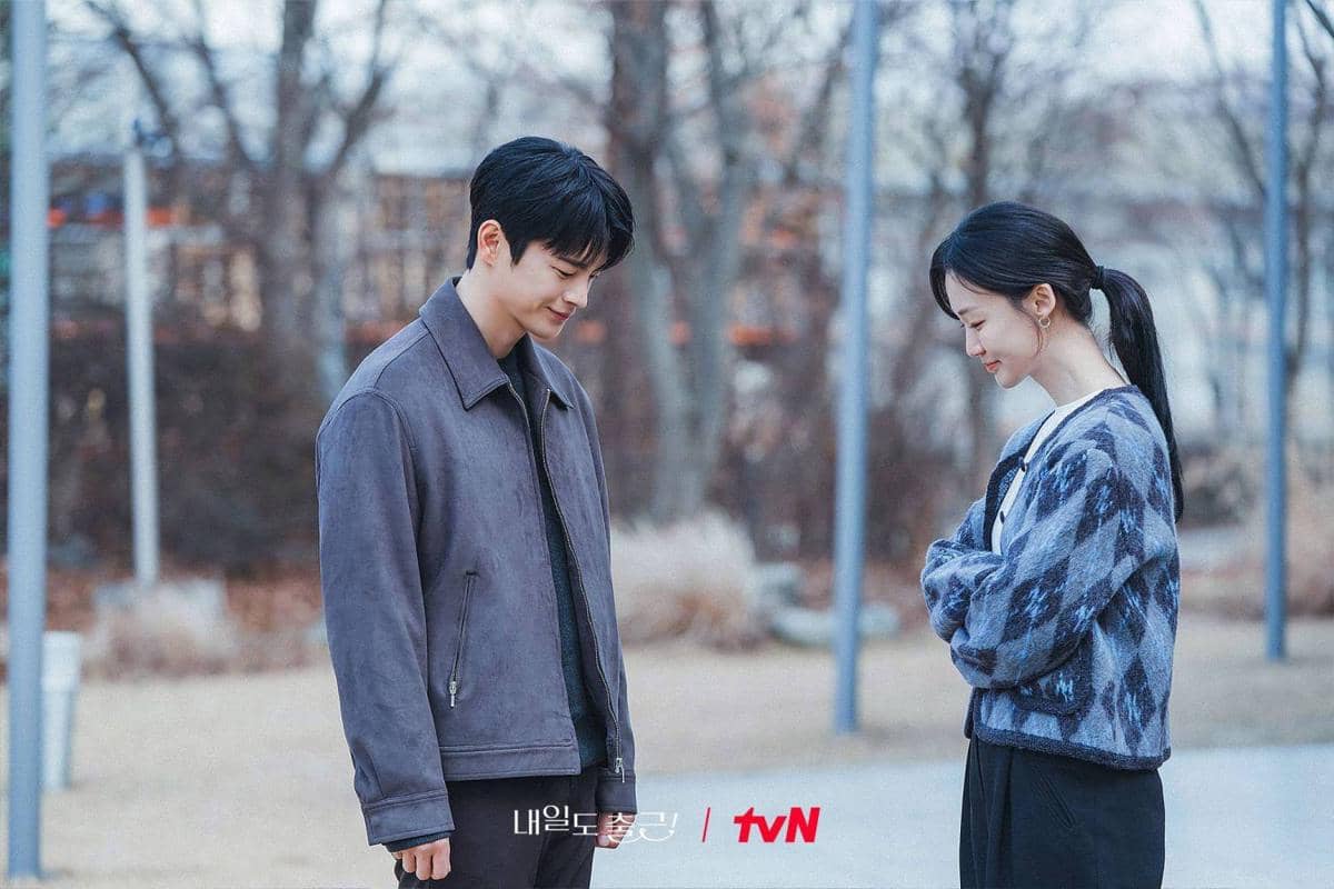 7 Tanda Si Woo Belum Selesai dengan Masa Lalu See You at Work Tomorrow