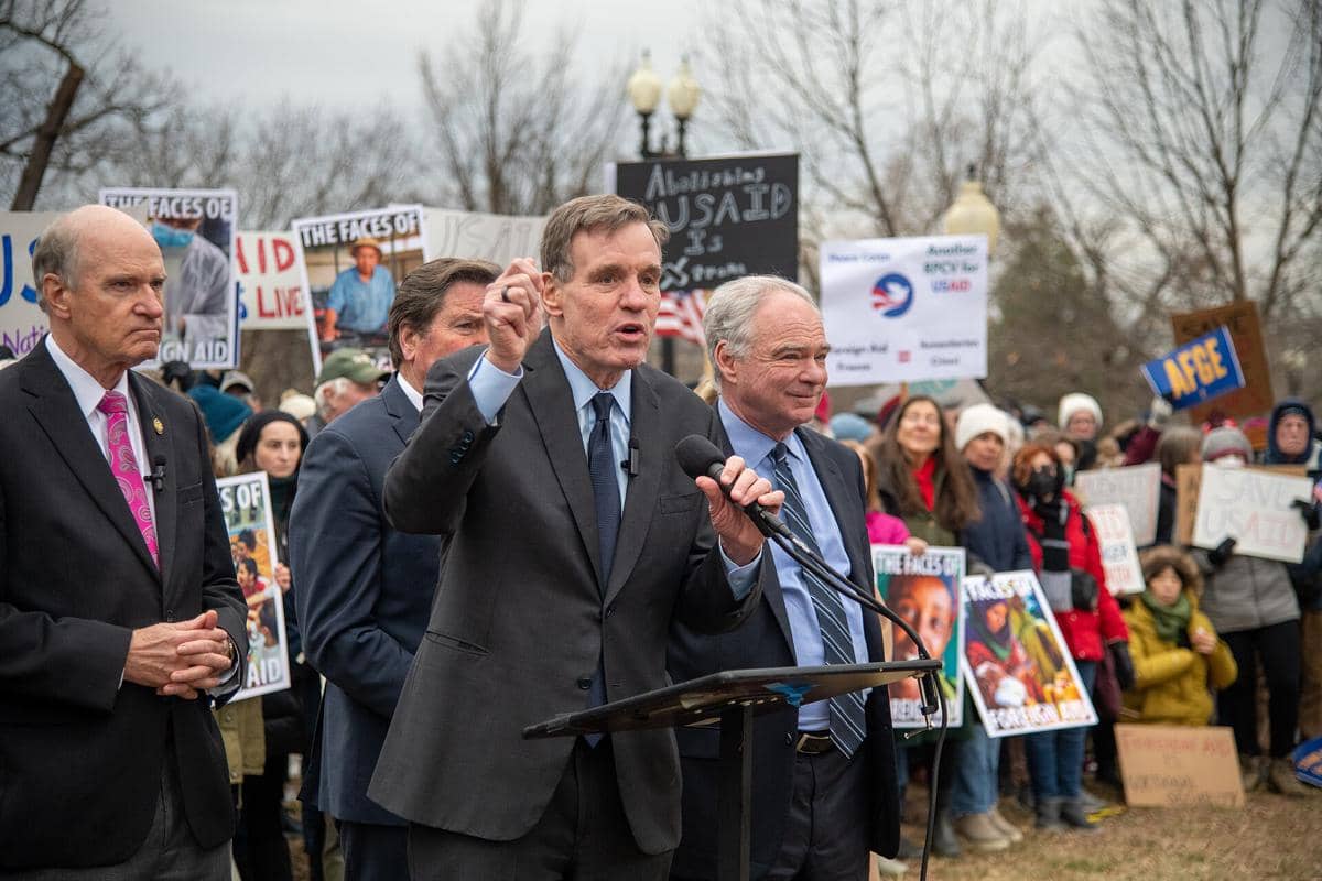 Senator Amerika Serikat dari Partai Demokrat, Mark Warner, sedang berbicara kepada pegawai United States Agency for International Development (USAID) pada 5 Februari 2025.