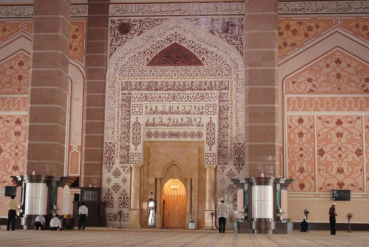 Bagian dalam Masjid Putra di Putrajaya, Malaysia.