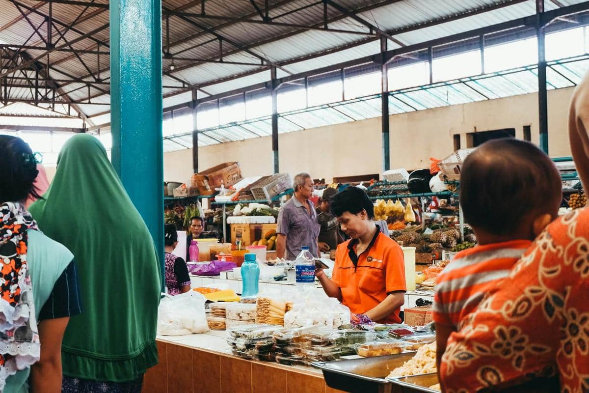 ilustrasi pasar tradisional di Indonesia