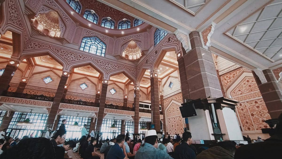 Jemaah di Masjid Putra di Putrajaya, Malaysia.