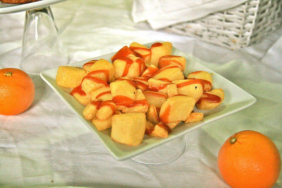 ilustrasi membuat patatas bravas